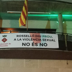 Rosselló iluminó la fachada del consistorio de verde ayer para mostrar su rechazo a la violencia sexual.