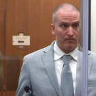 Captura de vídeo de Derek Chauvin escoltant la sentència.