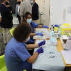 Infermeres preparen l’administració de vacunes a Alcarràs.