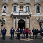 Fotografia de família del nou Govern que presideix Pere Aragonès. A banda del vicepresident, Jordi Puigneró, hi ha tretze consellers.