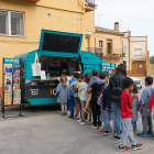Escolares ante la caravana de revistas y digitales en catalán, en su parada en Les Avellanes.