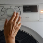 Un consumidor programa la secadora de ropa.