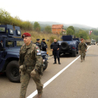 Forces de l’OTAN vigilen la frontera entre Kosovo i Sèrbia.