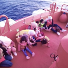 Mujeres y niños rescatados de una patera cerca de Alicante.