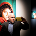 Steve McCurry con el legendario retrato de la niña Sharbat Gula.