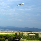Un avión despegando desde el aeropuerto del Prat.