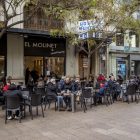 La temperatura primaveral va omplir de clients les terrasses.