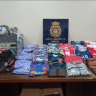 Vista dels productes confiscats, des de bosses fins a peces esportives falses de clubs de futbol.