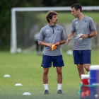 Albert Riera, a la izquierda, conversa con uno de sus ayudantes durante un entrenamiento.