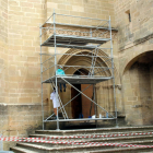 El Monestir de les Avellanes inicia la restauració de la porta gòtica de l'església