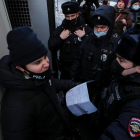 Agents russos detenen un manifestant davant el Suprem.