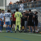 Jugadores del Mollerussa atienden las instrucciones de Josep Maria Turull durante el partido de ida.