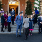 Membres del Govern parlen abans de fer-se la foto de família després de l’entrada de Joan Subirats.