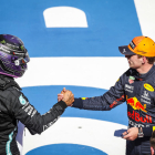Hamilton i Verstappen se saluden durant la jornada d’ahir.