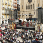 Centenars de persones es van aplegar ahir al matí a la plaça Sant Joan per gaudir del tradicional seguici de les festes.
