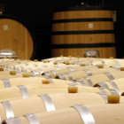 Botas de vino en la bodega Cérvoles de la Pobla de Cérvoles, incluida a la DO Costers del Segre.
