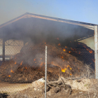 El pajar afectado por un incendio el viernes en Altet, en el que ayer continuaron las tareas de extinción. 