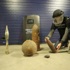 Un Tedax de la unitat de Lleida mostra alguns dels projectils trobats en els últims anys.