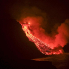 La lengua de lava llegó la medianoche de ayer al océano por una zona de acantilados de la costa de Tazacorte.