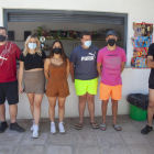 Cinco de los ocho jóvenes que se encargan del bar de las piscinas de Tornabous con Vilaró. 