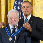 Sondheim, rebent la medalla presidencial de la llibertat.