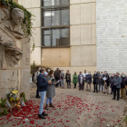 Unes setanta persones van participar ahir en l’acte de record al poeta davant del bust al Canyeret.