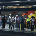 Diversos usuaris de Rodalies esperant el seu tren a l'estació de Sants de Barcelona, coincidint amb la jornada de vaga dels maquinistes de Renfe d'aquest dijous.