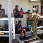 Un militar australià conversa amb diversos ciutadans.
