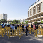 Persones fent cua ahir al nou punt de vacunació instal·lat a les dependències del Camp Nou.