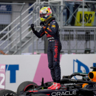 Verstappen celebra su victoria subido a su Red Bull.