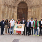 Els organitzadors de la 32a Fira del Torró d'Agramunt amb el cartell de l'edició d'enguany.