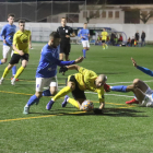 Adrià Fernández lluita una pilota contra dos jugadors de l’Alcarràs.