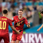 Thorgan Hazard celebra con su hermano Eden, el gol que marcó y con el que Bélgica eliminó ayer a Portugal en Sevilla.