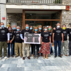 Els alcaldes de l'Alt Urgell i el delegat del Govern a l'Alt Pirineu i Aran, Ricard Pérez, vestint la samarreta identificativa del 'motarrot' del seu poble, una iniciativa del Consell Comarcal.