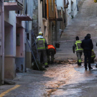 Efectivos de los Bomberos trabajando ayer en el incendio y el desplome de un tejado en Soses. 