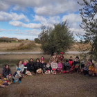 Foto de grup de famílies que van sortir ahir pels voltants d’Arbeca a la recerca del tió.
