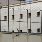 Ventanas de las celdas y las rejas de uno de los módulos del Centre Penitenciari de Ponent.