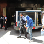 Los Mossos custodiando ayer a uno de los detenidos para su declaración ante el juzgado de Balaguer. 