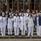 Protagonistas del año  -  Las enfermeras de los equipos de vacunación han sido unas de las protagonistas del año que acaba. Las integrantes del equipo de Lleida ciudad, en la imagen ante el Onze de Setembre, que ha sido el principal punto de vac ...