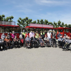 Foto de familia de los impulsores de la iniciativa y algunos de los usuarios de la residencia ICAD que ayer se subieron al tren turístico. 