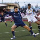 Joel Huertas y el capitán del Borges, Pelegrí, pugnan por el balón.