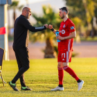 Enric Bernat se saluda con un miembro del cuerpo técnico del equipo canadiense.