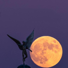 @rboria. La lluna plena de novembre juga amb l'àngel de l'església d'Almenar. “La Lluna encara embelleix més el campanar de la localitat del Segrià”, diu l'instagramer.