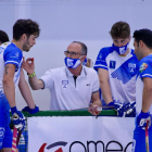 Albert Folguera da instrucciones a sus jugadores en un partido reciente.