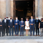 Los nueve presos indultados, ayer, ante el Palau de la Generalitat acompañados del president Aragonès y del vicepresident Puigneró.