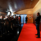 El director Fernando León de Aranoa posa per als mitjans a la seua arribada a la lectura de la llista de finalistes en les 28 categories dels Premis Goya.