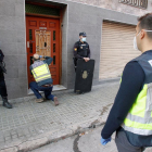 Agentes de la Policía Nacional en la puerta del edificio donde se atrincheró el hombre.