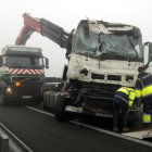 Una grúa retirando uno de los camiones accidentados en la AP-2 en Castelldans.