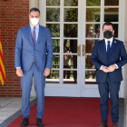 Els presidents Pedro Sánchez i Pere Aragonès, a l'escala de la Moncloa abans de reunir-se