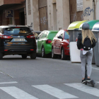 Un patinete eléctrico circula por una calzada de Pardinyes justo detrás de un coche el pasado jueves. 